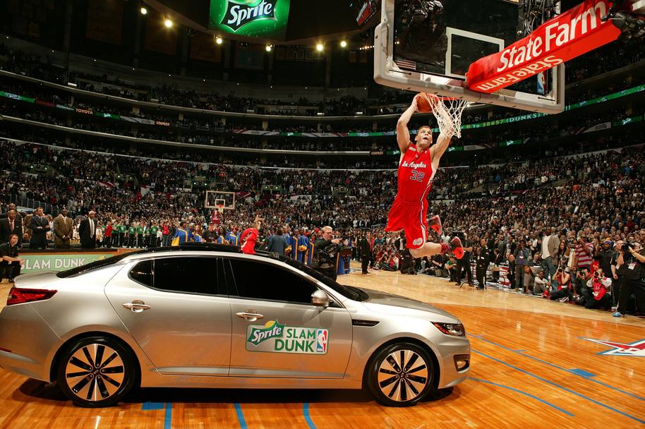 2011: Blake Griffin dei Clippers salta una macchina per prendersi il titolo di miglior schiacciatore a Los Angeles
